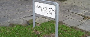 Agerbak fortæller og viser fotos fra rejser i Østervrå Frikirke