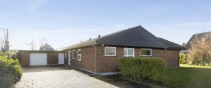 Ugens bolig fra home: Moderne 70’er-charme med udestue, solceller og perfekt beliggenhed