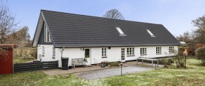 Ugens bolig fra home: Charmerende landejendom ved Syvsten med 2,6 HA jord