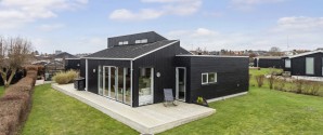 Ugens bolig fra Home – Smukt arkitektonisk fritidshus med havudsigt og unikt gårdmiljø