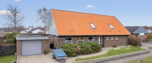Ugens bolig fra home: Rummelig familie-villa med dejligt lysindfald og skøn sydvendt have