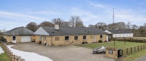 Velholdt og hyggelig villa, der ligger smukt placeret i naturskønne omgivelser ved Dybvad