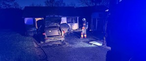 Bil i brand midt på gårdsplads