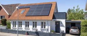 UGENS BOLIG FRA HOME: Charmerende byhus med skønt gårdmiljø midt i Sæby