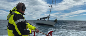 Sejlbåd havde mistet roret og måtte slæbes i havn