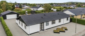 Velholdt familievilla med en gennemtænkt planløsning, lyse opholdsrum og stor garage
