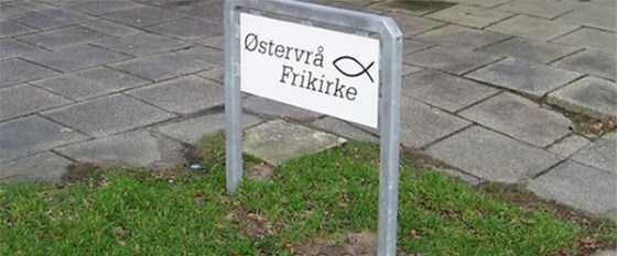 Agerbak fortæller og viser fotos fra rejser i Østervrå Frikirke
