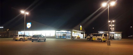 Røver truer personale i Lidl med økse