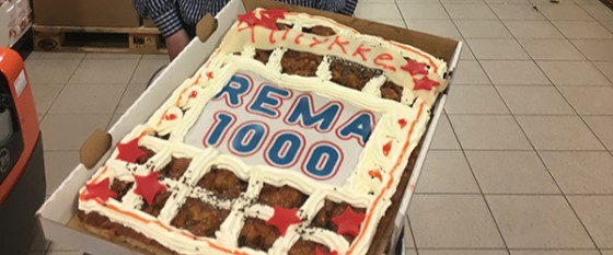 Borgmester overrækker kagemand til Rema 1000 i Sæby
