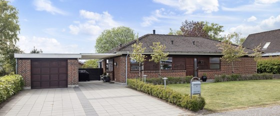Velholdt villa med plads til familieliv, hyggelige stunder og skønne udearealer i Sæby