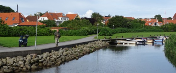 Træbro langs Sæby Å i meget dårlig stand