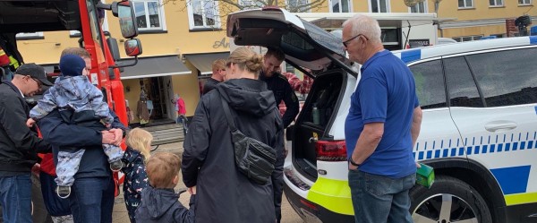 Blå blink og sirener på Sæby torv