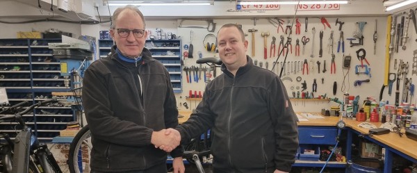 Nøglerne til Cykelgården overdrages til værdsat medarbejder  
