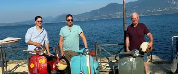 Tre generationer på tur rundt om Gardasøen på Vespa