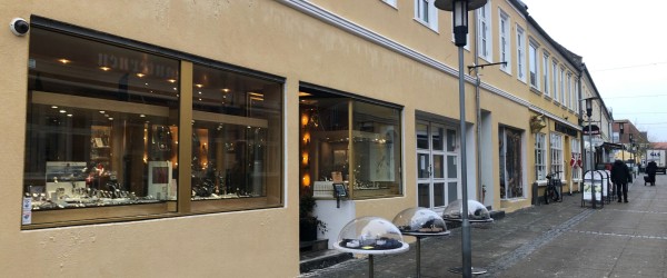Lottes Guld & Sølv glæder sig over renoveret butiksfacade