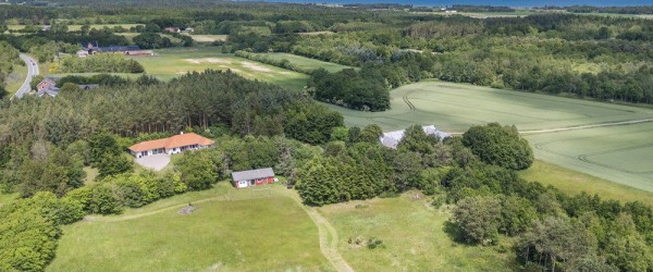 Super charmerende flot bolig i skøn natur, stor grund med mulighed for hestehold og kun ca. 2 km. fra stranden