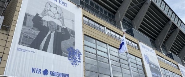 Harald Nielsen pryder Parken på stort banner