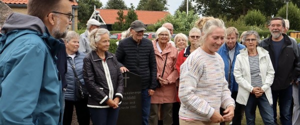 Flot fremmøde til rundtur på Sæby Kirkegård