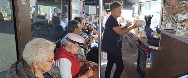 Havkærhus tog festglade seniorer med på studenterkørsel i Partybus 