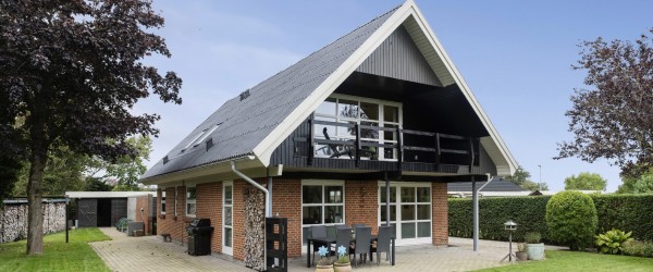 Flot velholdt villa med stor garage i gåafstand til centrum