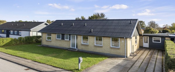 Lys og venlig 70’er villa med skøn udestue og plads til familieliv