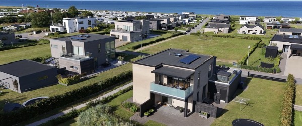 UGENS BOLIG FRA HOME – Arkitekttegnet og stilren luksusvilla med panorama havudsigt