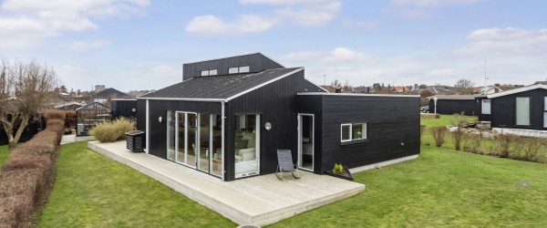 Ugens bolig fra Home – Smukt arkitektonisk fritidshus med havudsigt og unikt gårdmiljø