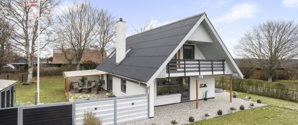 Ugens bolig fra home: Stilren familievilla med lys, ro og skønne uderum