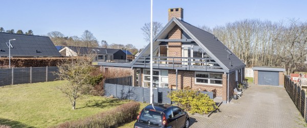 UGENS BOLIG FRA HOME – Rummelig familievilla med fantastisk udestue NEDSAT PRIS