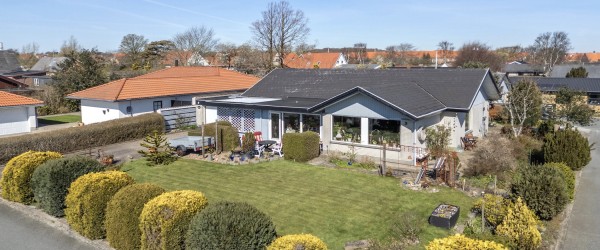 Velholdt etplansvilla med skøn og central beliggenhed tæt på centrum og havet