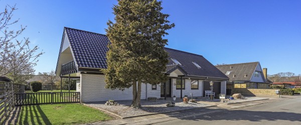 Imponerende rummelig villa med en attraktiv, central beliggenhed mellem strand og skov