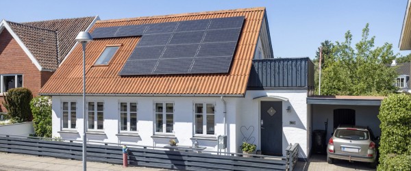 UGENS BOLIG FRA HOME: Charmerende byhus med skønt gårdmiljø midt i Sæby