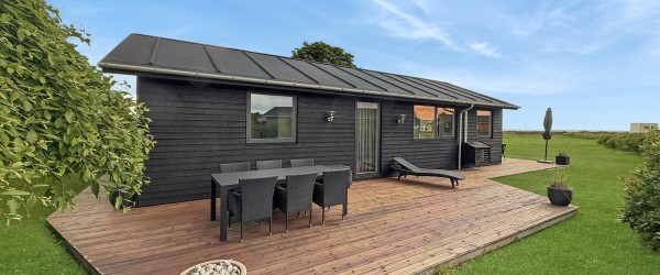 Indbydende og velholdt sommerhus med havudsigt, skønne terrassemiljøer og skøn beliggenhed
