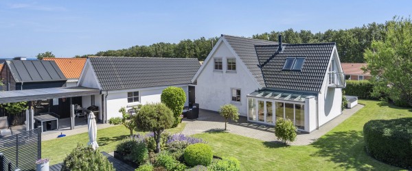 UGENS BOLIG FRA HOME – Lys, luft og livskvalitet – eksklusiv villa med havudsigt og moderne komfort
