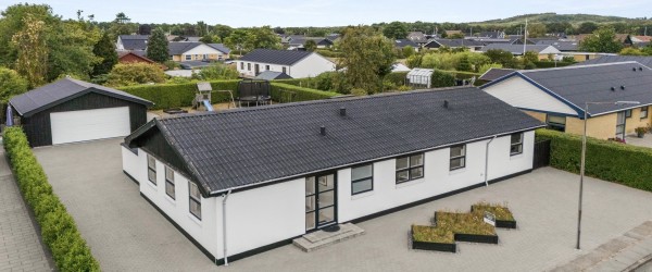 Velholdt familievilla med en gennemtænkt planløsning, lyse opholdsrum og stor garage