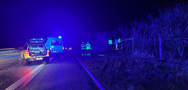 Ung kvinde fastklemt efter solouheld på E45