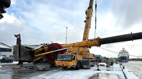 Mobilkran fra NH Løft væltede på havnen i Thyborøn