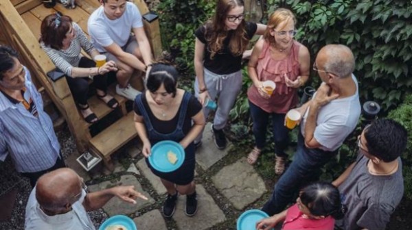 Underholdningssteder i lokalsamfundet, hvor humor og hygge mødes