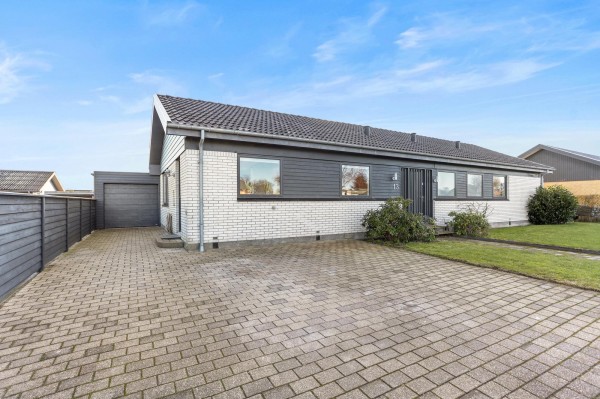 Rummelig og velholdt villa nær havet