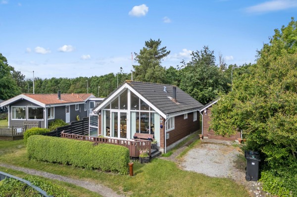 Mæglerhuset Sæby: Charmerende sommerhus med fantastisk havudsigt