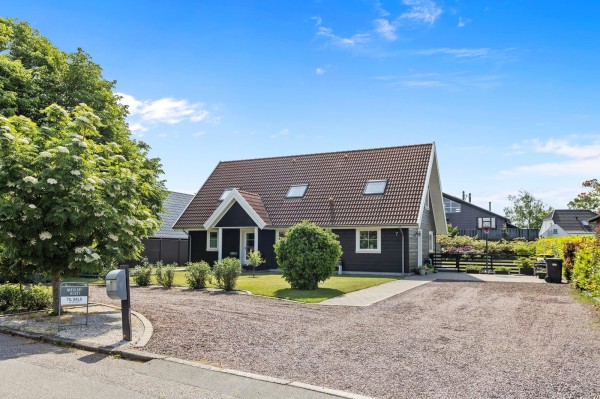 Ugens bolig: Luksuriøs og rummelig villa fra 2008 i familievenligt område