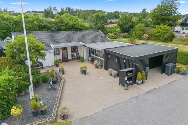 Mæglerhuset Sæby: Indbydende og velholdt villa med fantastisk uderum