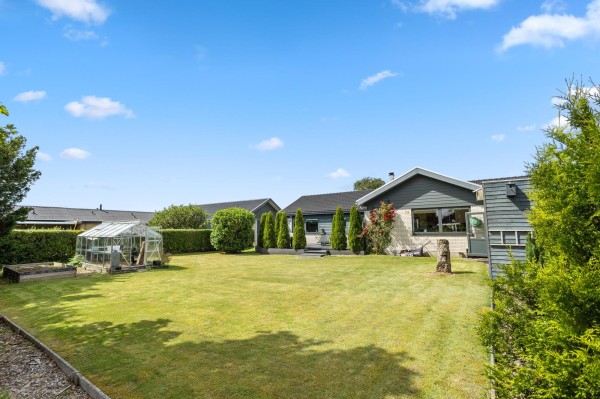 Ugens bolig: Rummelig og velholdt villa nær havet