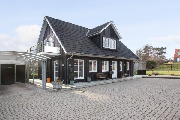 NYHED: Hyggelig, lys og velholdt villa med havudsigt