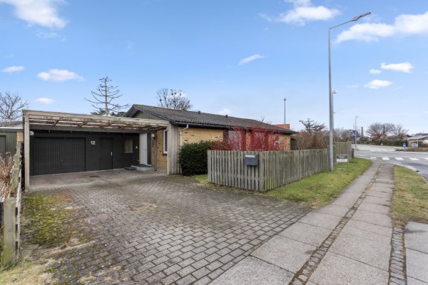 Ugens bolig: Hyggelig villa med carport og garage i hjertet af Sæby