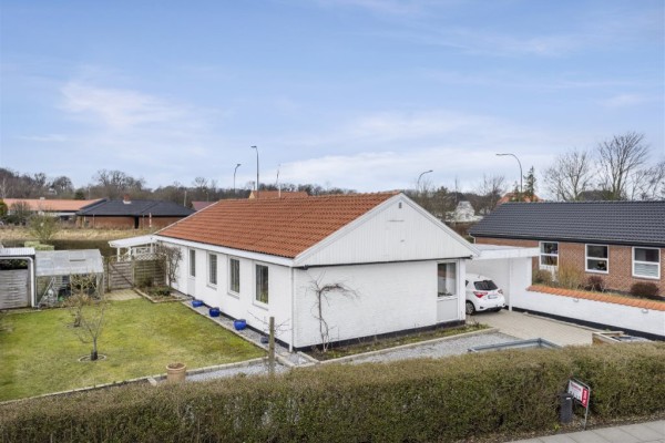 Ugens bolig: Lys, velindrettet og praktisk villa med nem og velholdt have