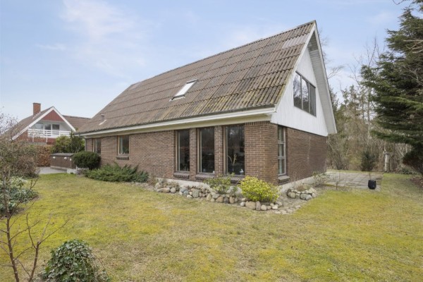 Stor og meget velholdt villa med 5 værelser og smuk havudsigt