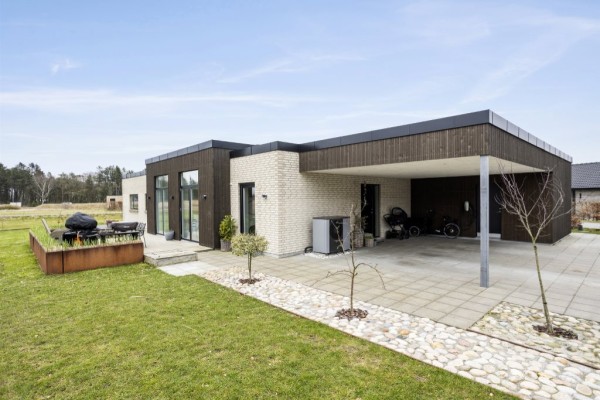 Meget smuk og minimalistisk villa nær strand og skov
