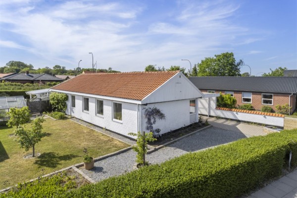 NY PRIS: Lys, velindrettet og praktisk villa med nem og velholdt have