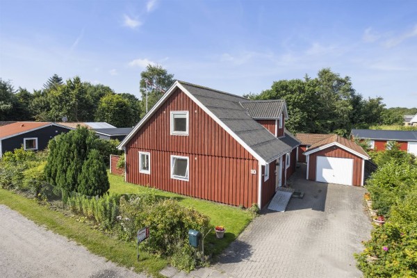 Rummelig villa med 4 gode værelser, 2 badeværelser og stor stue